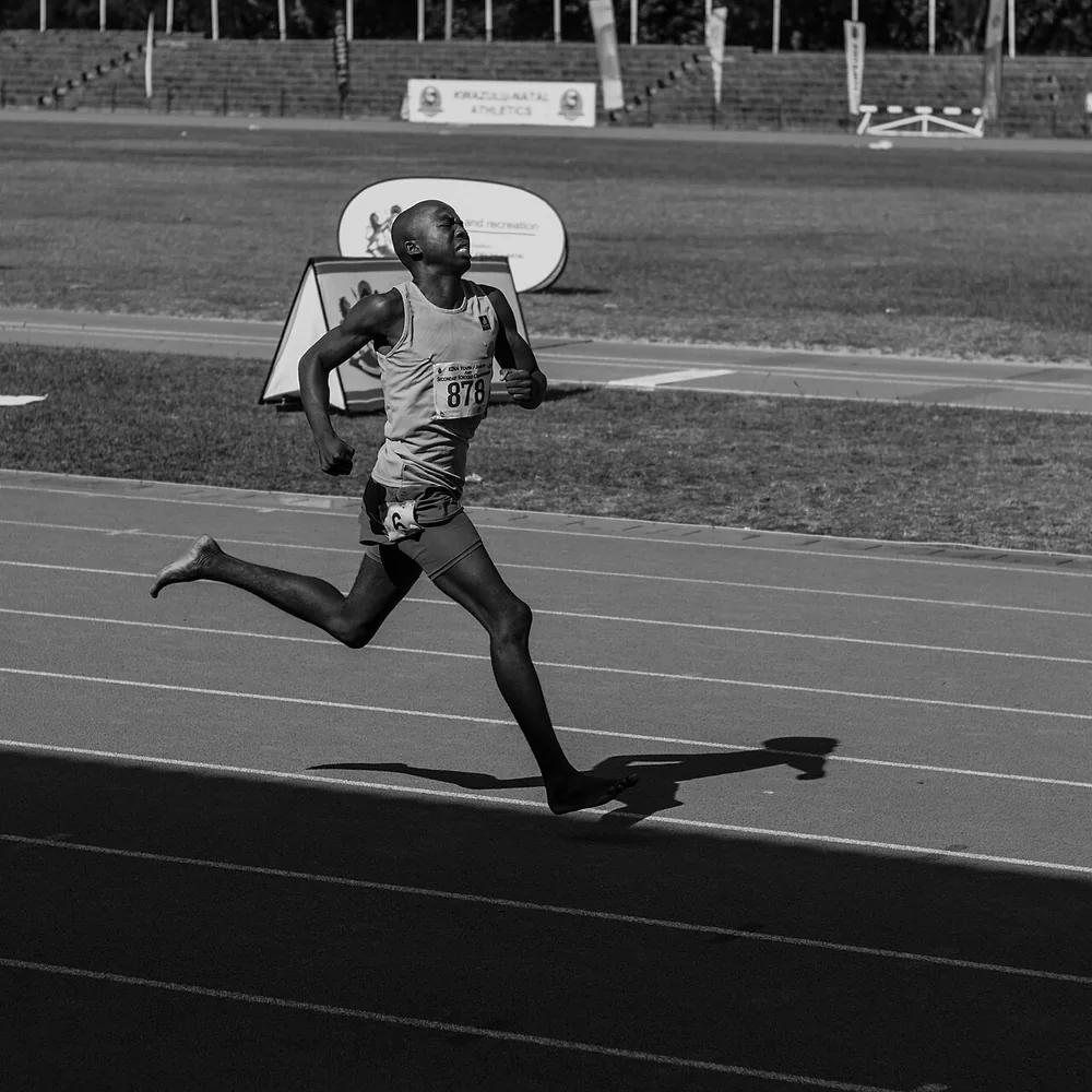 Coureurs africains sur une piste d'athlétisme