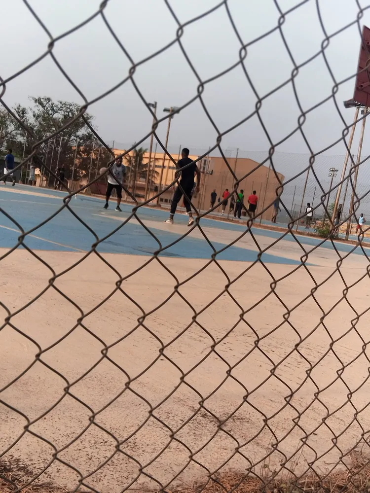 Joueurs africains sur un terrain de basketball