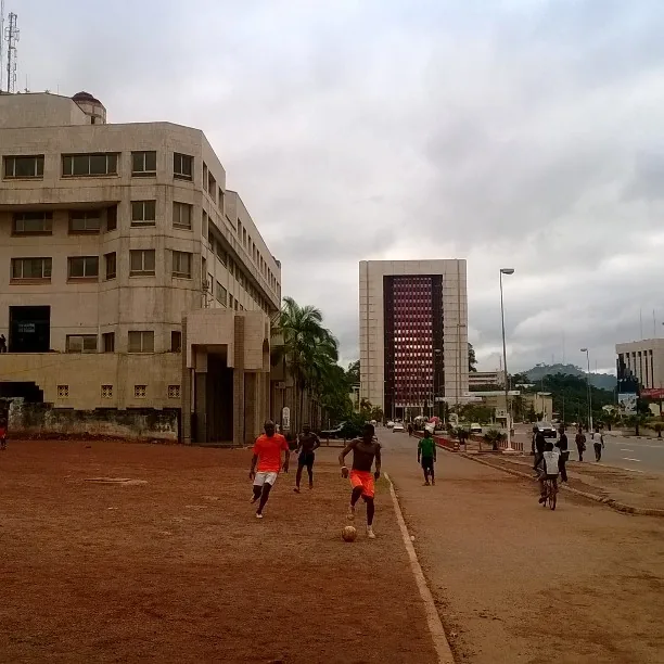 Jeunes joueurs pendant un entraînement de football à Yaoundé
